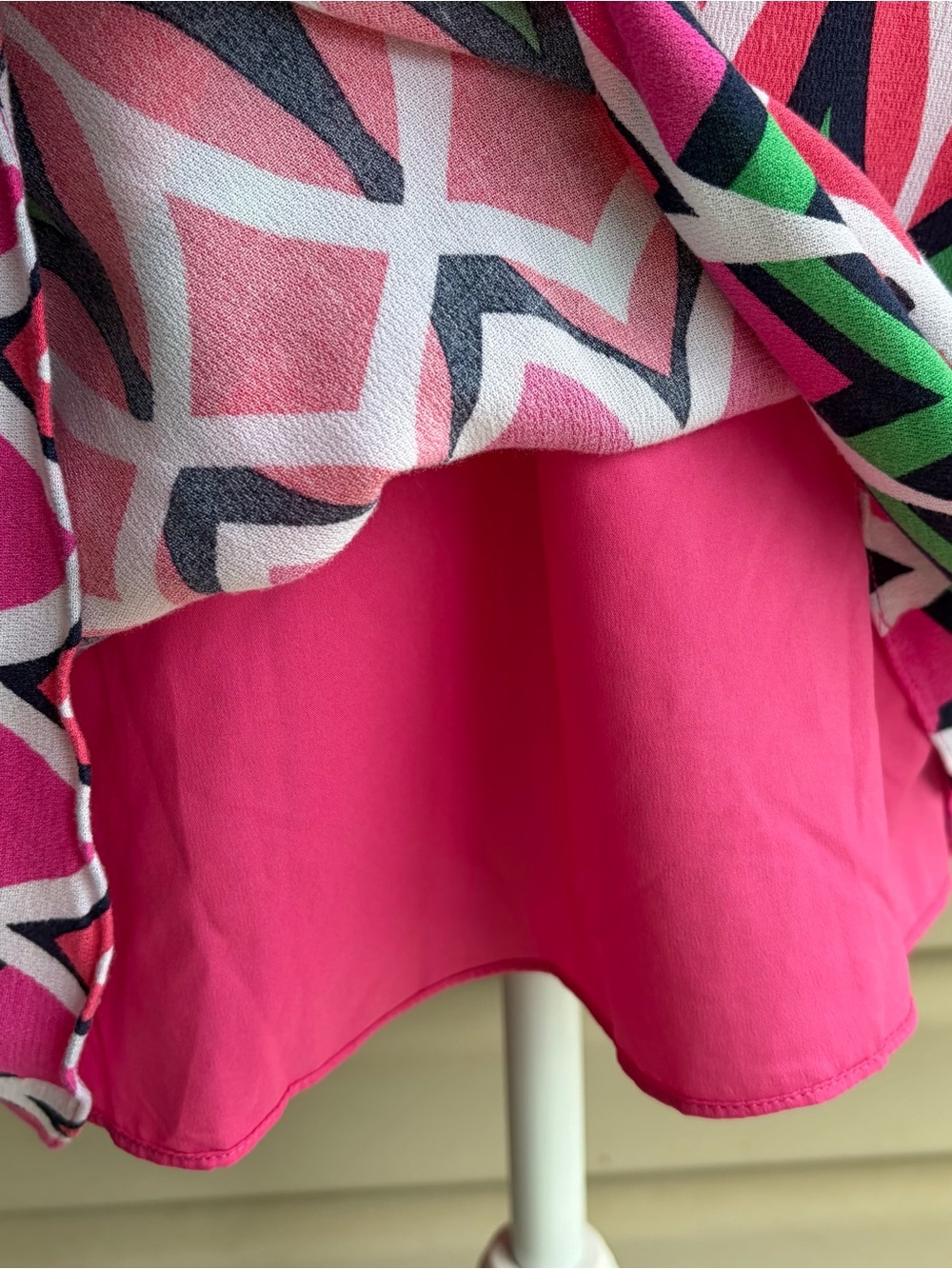 •Crown & Ivy• Pink Geometric Bell Sleeve Shift Dress - Size 8 - Picture 7 of 10